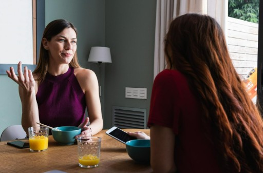 https://www.freepik.com/premium-photo/happy-women-having-lunch-browsing-smartphone-home_279201459.htm#fromView=search&page=1&position=20&uuid=0acdc6b2-01f5-42db-8f0b-e2ed7934907e&query=Essential+English+Phrases+for+Airbnb+Hosts%3A+Communicate+Clearly+with+International+Guests